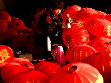 赶制宫灯迎新年 