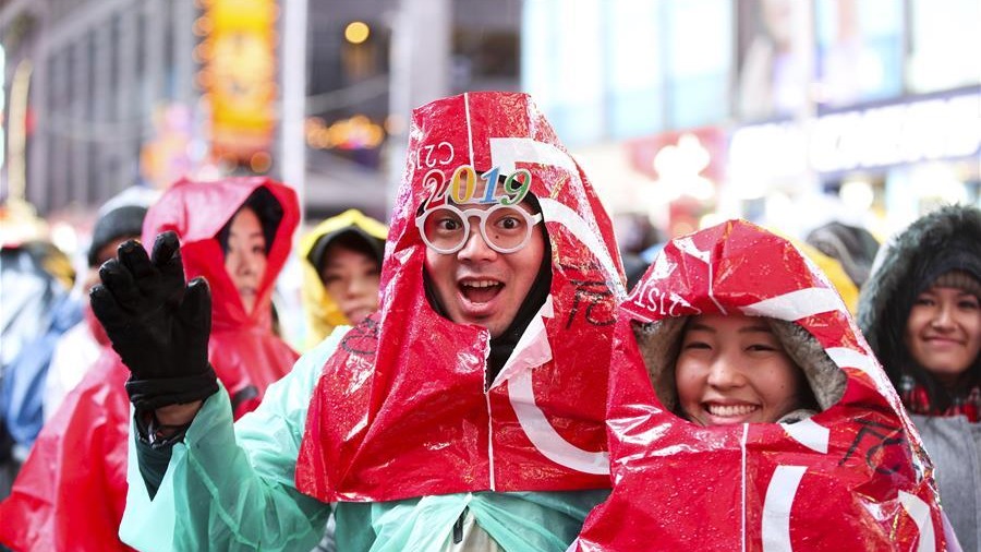 纽约时报广场雨中迎新年