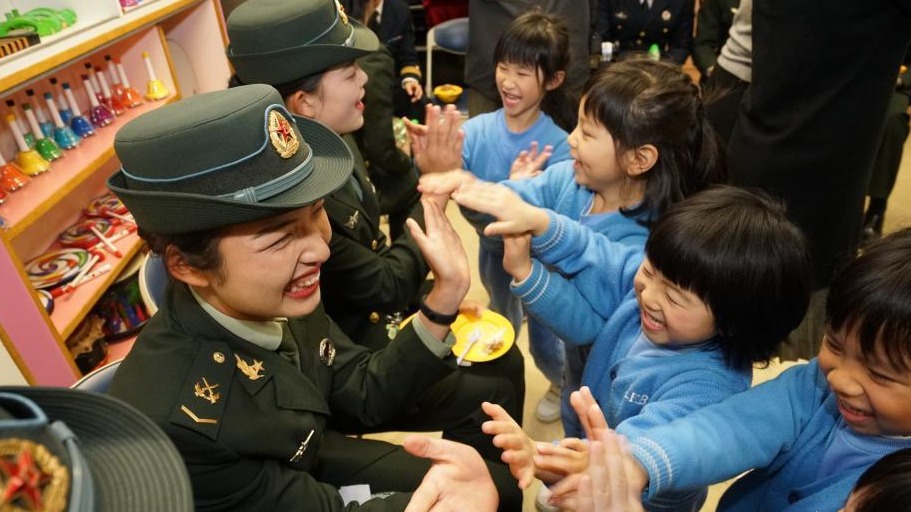 駐港部隊官兵與香港小朋友共迎新春