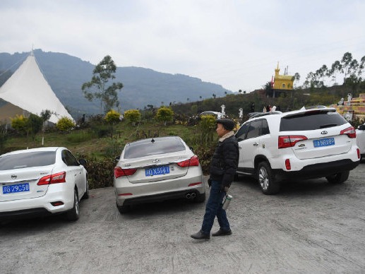 重庆一景区40度斜坡上建停车场 车辆已停满