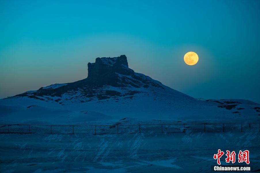 夕阳明月映照“雪色”敦煌古阳关