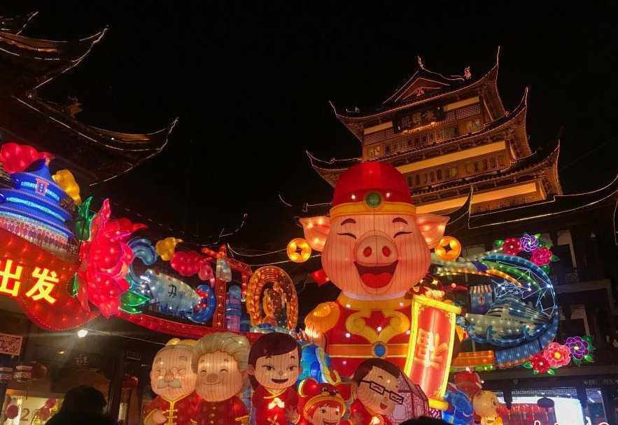 上海豫园新春民俗艺术灯会亮灯 “财神猪”受热捧