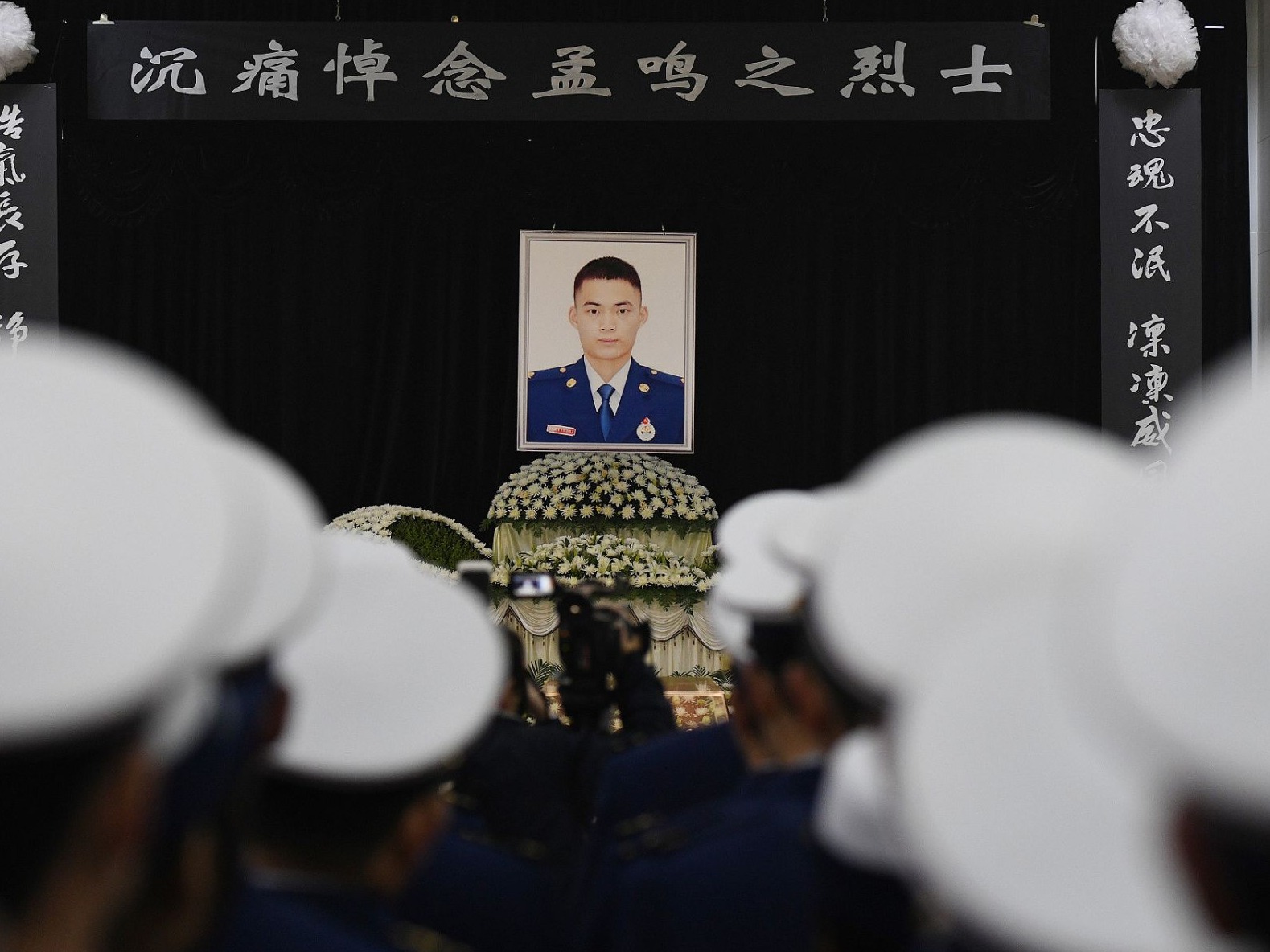 合肥23岁消防战士救火牺牲 千人送别