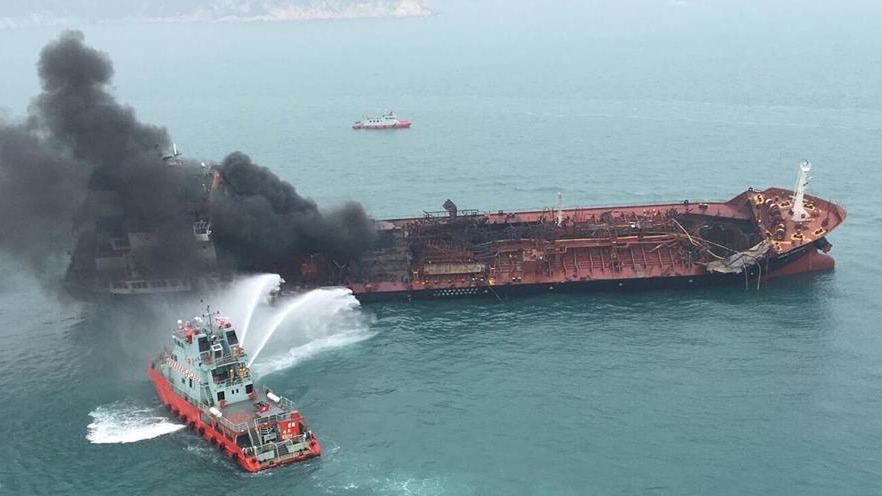 一艘货轮在香港南丫岛附近水域起火造成至少一人死亡