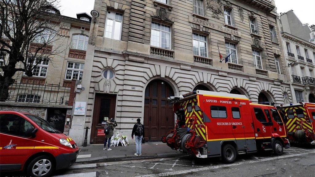 法国巴黎民众为燃气爆炸遇难者献花哀悼
