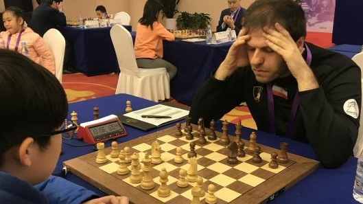 亚洲国际象棋业余锦标赛郑州开赛 棋手沉思显百态