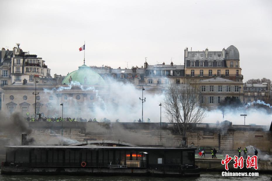 巴黎市中心在2019年首轮示威中陷入混乱