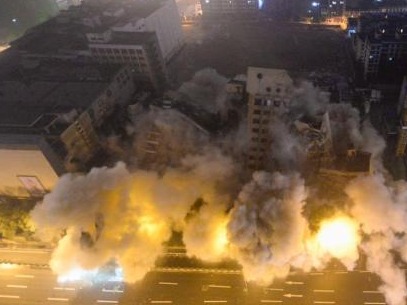 长沙62.3米高楼被爆破拆除 用时仅2.81秒