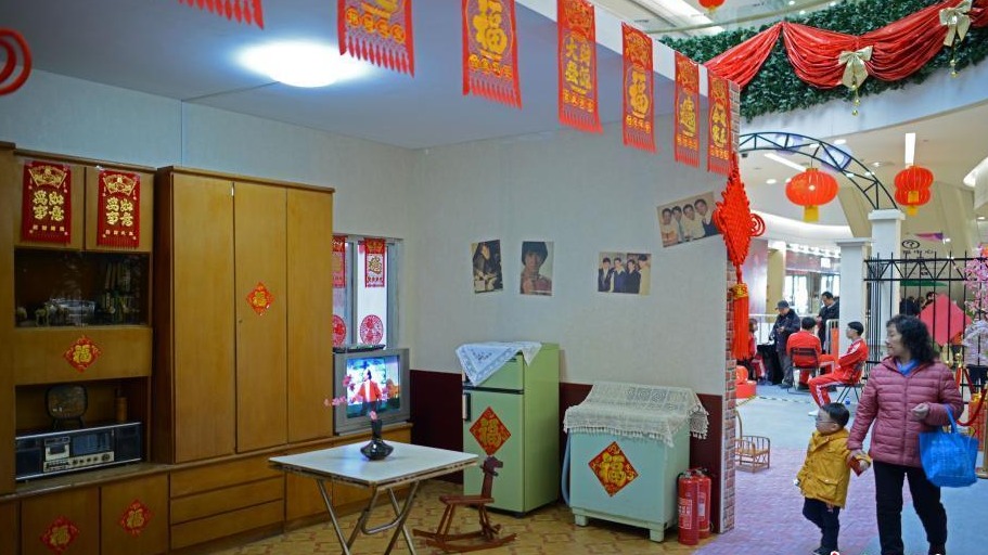 天津一商场还原80、90年代家庭过年场景