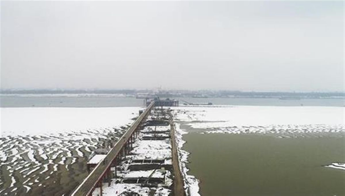 
新年第一天，赤壁长江大桥施工忙