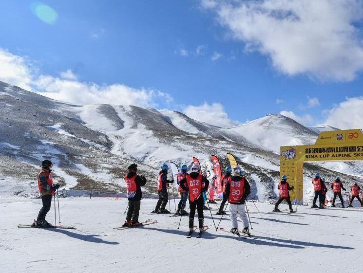 云南会泽举办高山滑雪公开赛