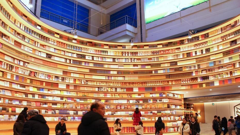 高颜值书店亮相呼和浩特 360度环形书墙吸引市民