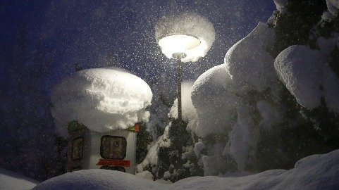 奥地利暴风雪持续 公交车站被积雪掩埋