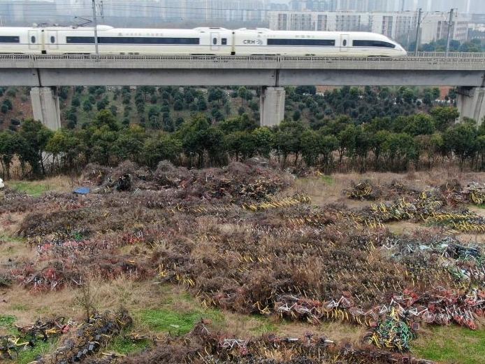 航拍南京一停车场 共享单车堆积密密麻麻