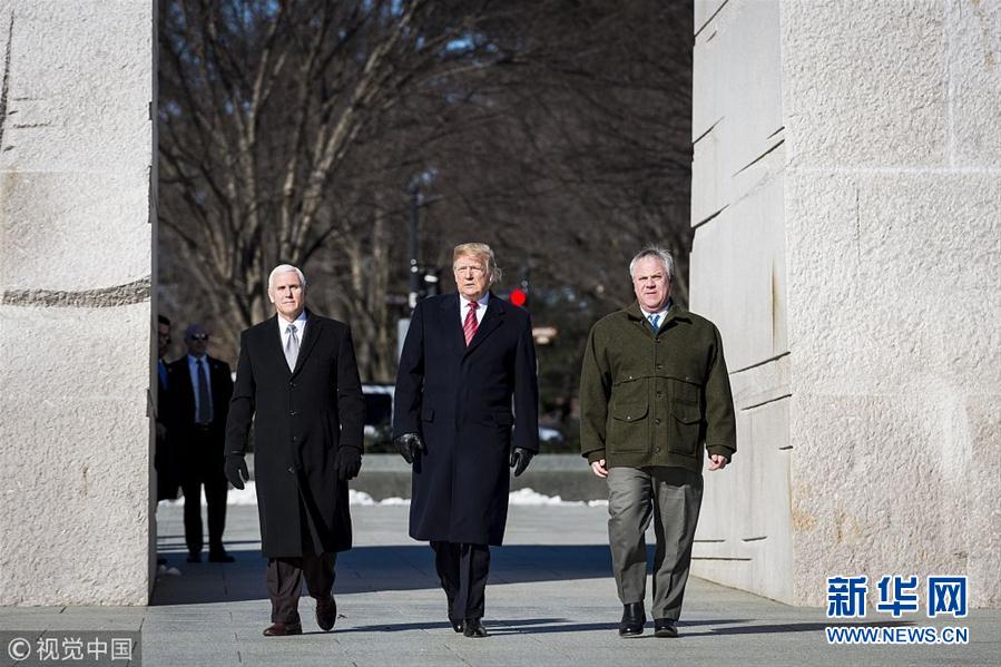 美国总统特朗普造访马丁·路德·金纪念碑并敬献花圈 