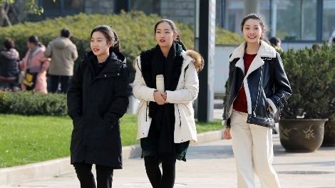 浙江传媒学院艺考初试 帅哥美女“扎堆”