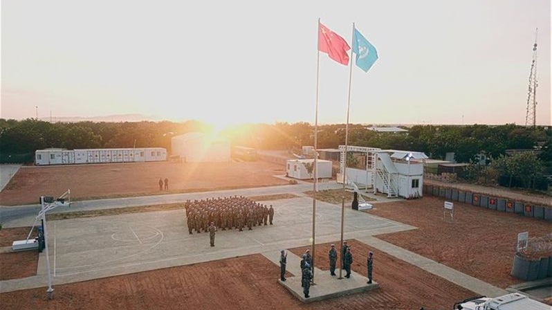 中国第二批赴苏丹达尔富尔维和直升机分队举行新年升国旗仪式