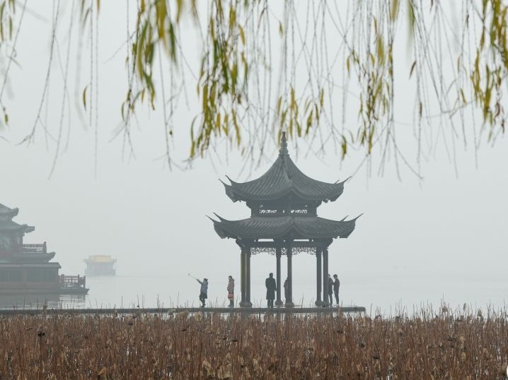 杭州：雾锁西湖