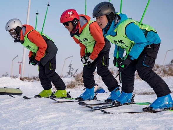 一万五千余名中外旅客登上湖北百里荒赏雪、滑雪