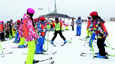 全国体育冬令营宜昌开营，1000多名青少年享受冰雪运动乐趣