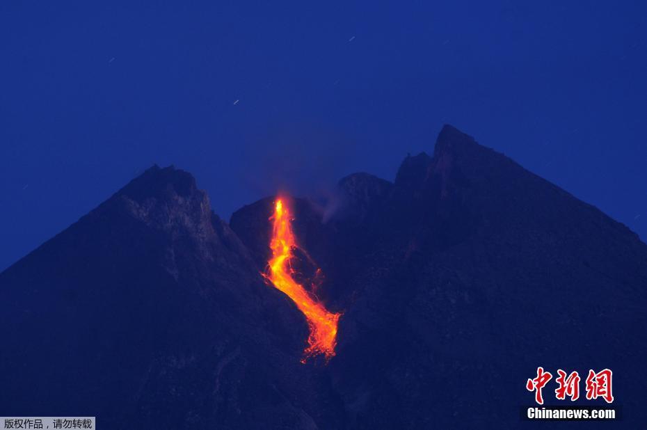 印尼默拉皮火山再度喷发 炙热熔岩喷涌而出