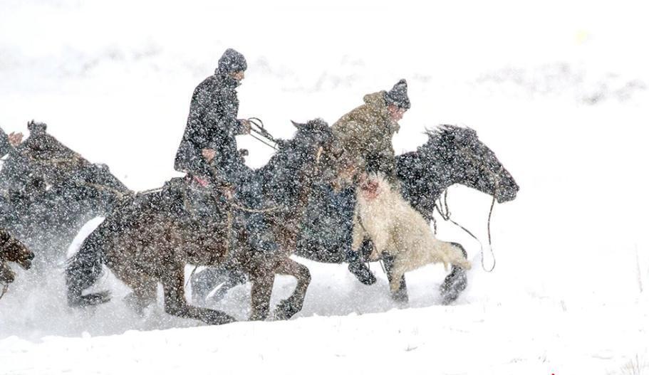 新疆伊宁县冰雪旅游活动上演刁羊、鹰猎比赛