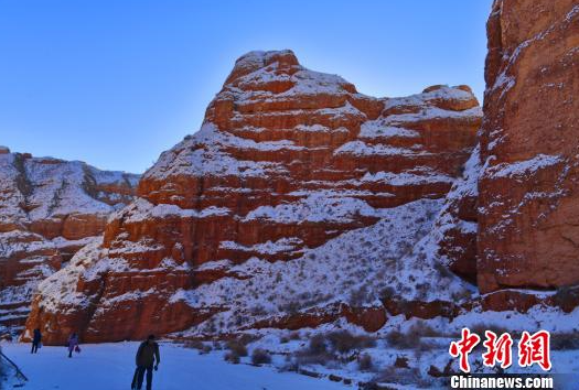 张掖肃南雪后丹霞冬日蓝天暖阳下五彩斑斓