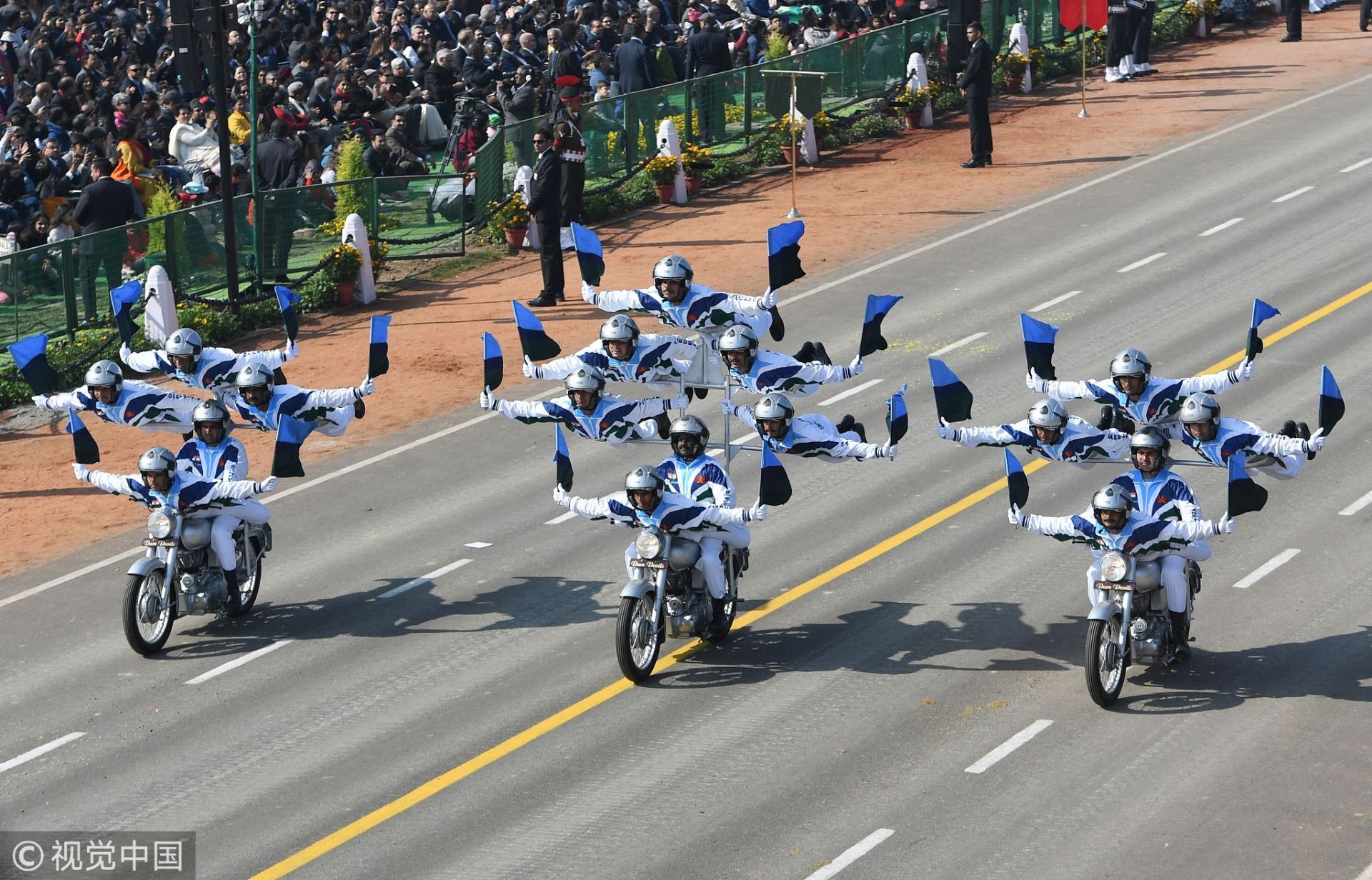 印度士兵独具特色的阅兵仪式，奇葩的摩托车表演当属一绝！_新浪新闻