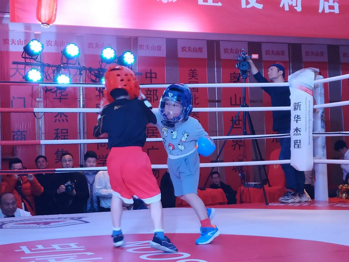 武汉首届拳击争霸赛落幕，最小拳手仅6岁