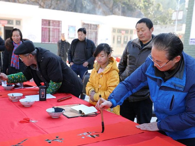 湖北鹤峰：书法家上门义写春联 让贫困搬迁户温暖过大年