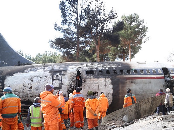 波音707貨機在伊朗墜毀致15人死亡 降落時撞上障礙物