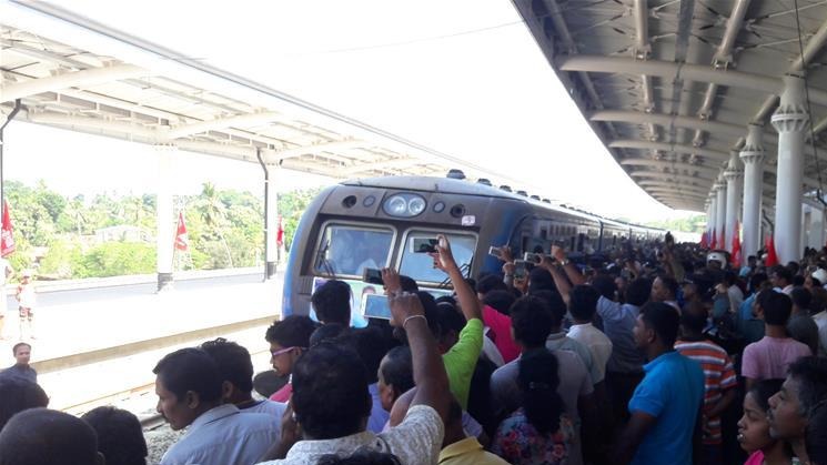 中企承建斯里兰卡南部铁路项目试通车