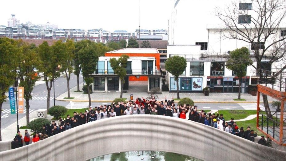 世界最大规模3D打印混凝土步行桥在上海落成
