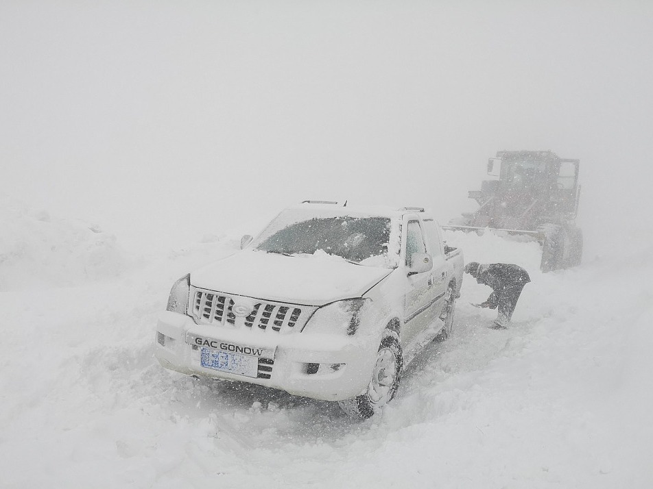 西藏暴雪致新藏线交通中断 过往车辆被掩盖