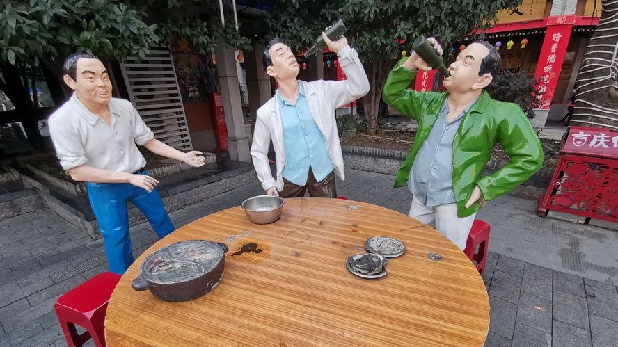 “盘中餐”不翼而飞 武汉街边雕塑群遭破坏