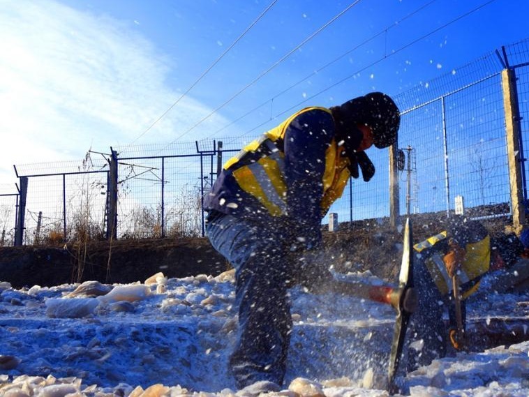 沈铁工人零下30℃水中除冰保春运 