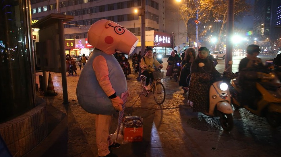 为救儿子 父亲扮演小猪佩奇卖大枣筹钱