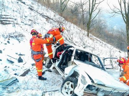 湖北襄阳消防开展雨雪冰冻天气应急救援演练