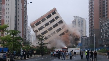 海口8层高“最牛钉子户楼”被放倒