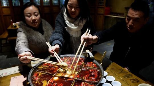 元宵节新CP！重庆人用麻辣火锅煮汤圆 