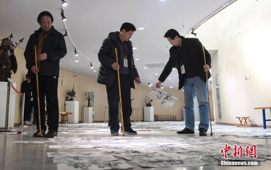 美术校考：评委手持竹竿阅卷似“探雷”