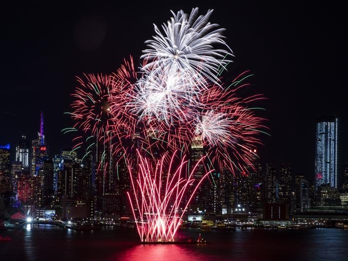 纽约燃放焰火庆祝中国农历新年