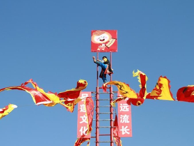 青海上演“上刀山”“下火海”祈平安