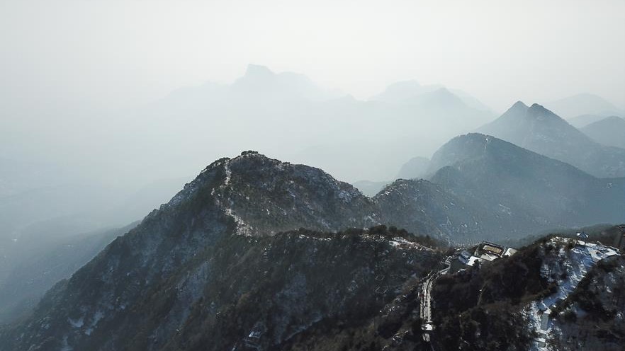 雪落泰山 冬景如画