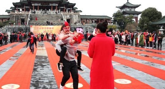 百对情侣滕王阁前比拼“猪八戒背媳妇”