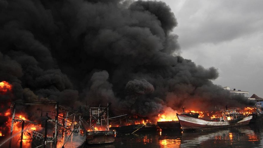 浓烟蔽日！印尼雅加达港口发生火灾 大量渔船受损