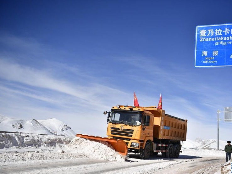 青海玉树雪灾区全力保障道路通畅