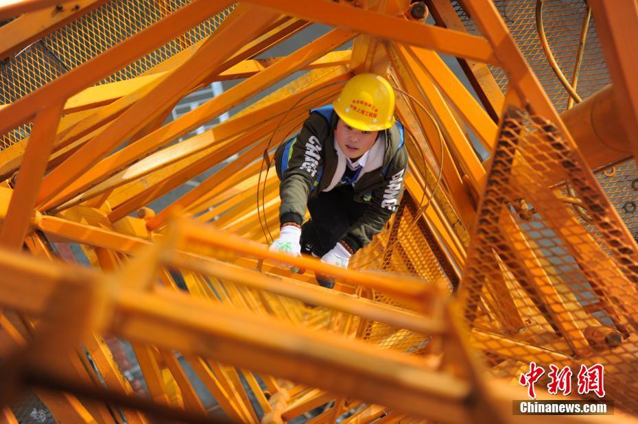 空中孤独作业 塔吊女工炼成“高空女汉子”