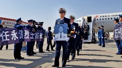 海军失事战机飞行员魂归故里 数千群众夹道迎接