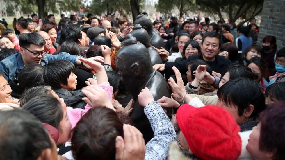 直击河南周口万名香客排队“打秦桧”
